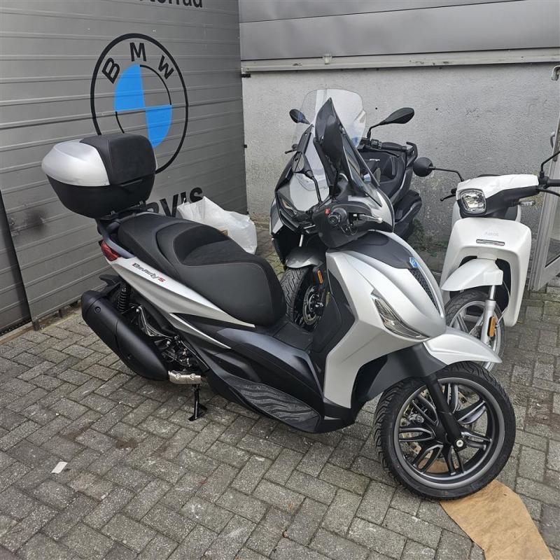 Motor Beverly 300 - Nov