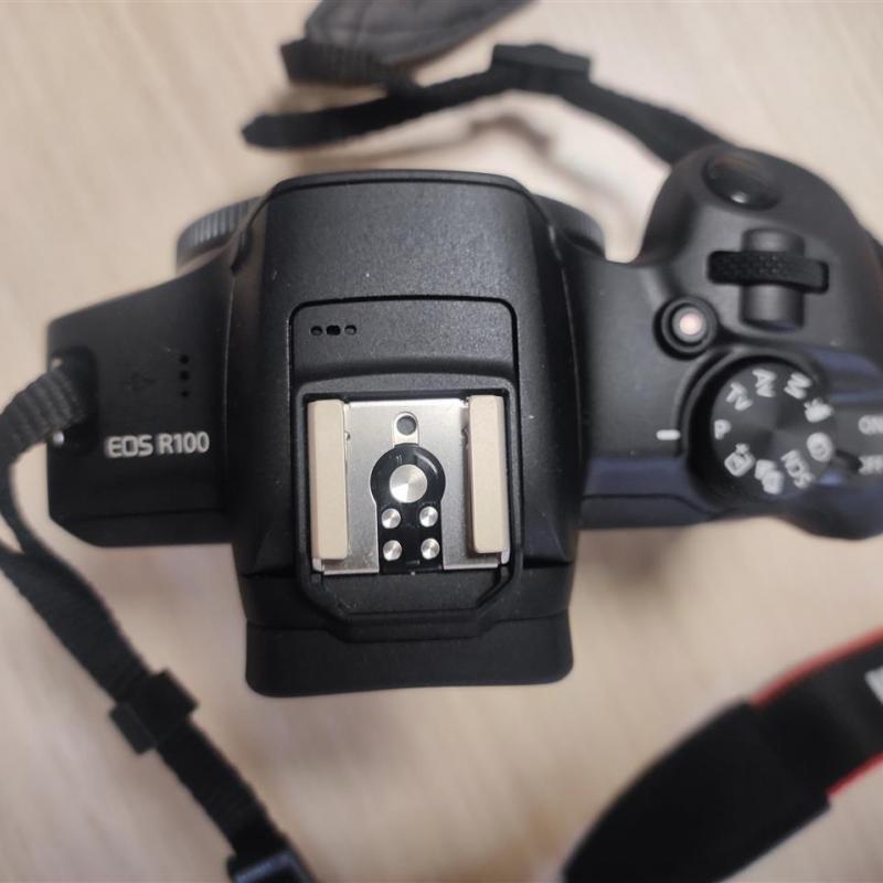 Се продава Canon R100