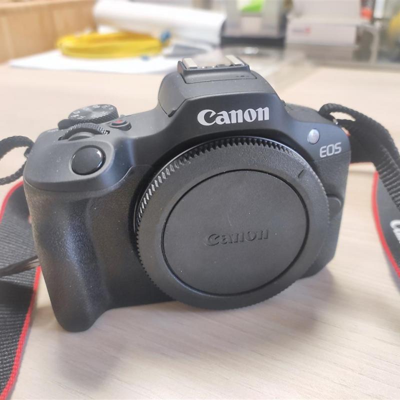 Се продава Canon R100