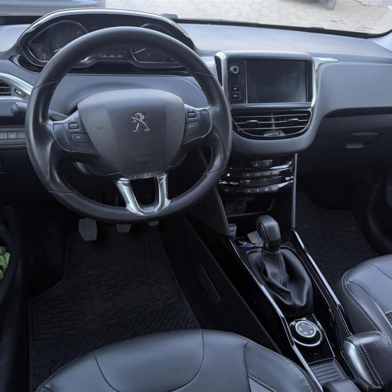 Peugeot 2008 Premium Allure 1.5 2020 godina