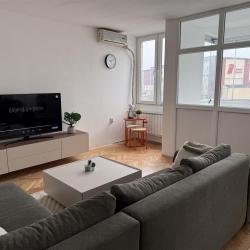 Se izdava svetol stan 78m2 vo Centar vo Skopje