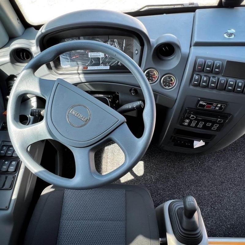Nov Isuzu Avtobus