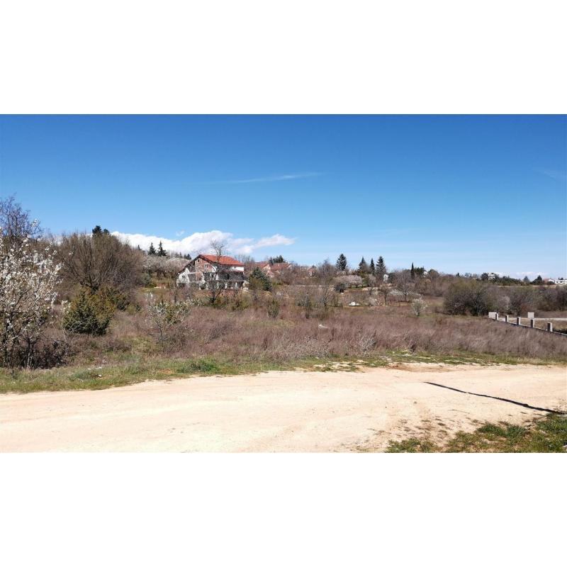 Plac 1880 m2, gradezno zemjiste, vo Dolno Sonje