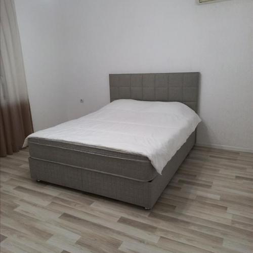 Брачен кревет со душек 200x160 Almero