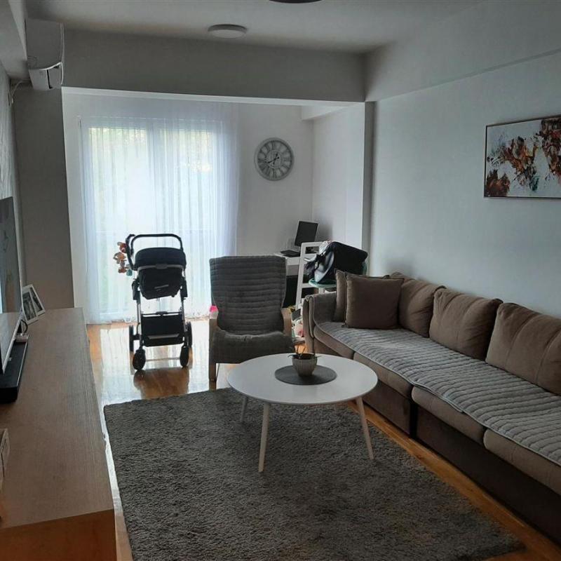 Se prodava kompletno namesten stan