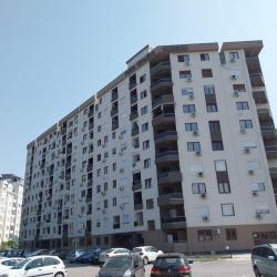 Се продаваат гаражни места со подрум во нова зграда Аеродром