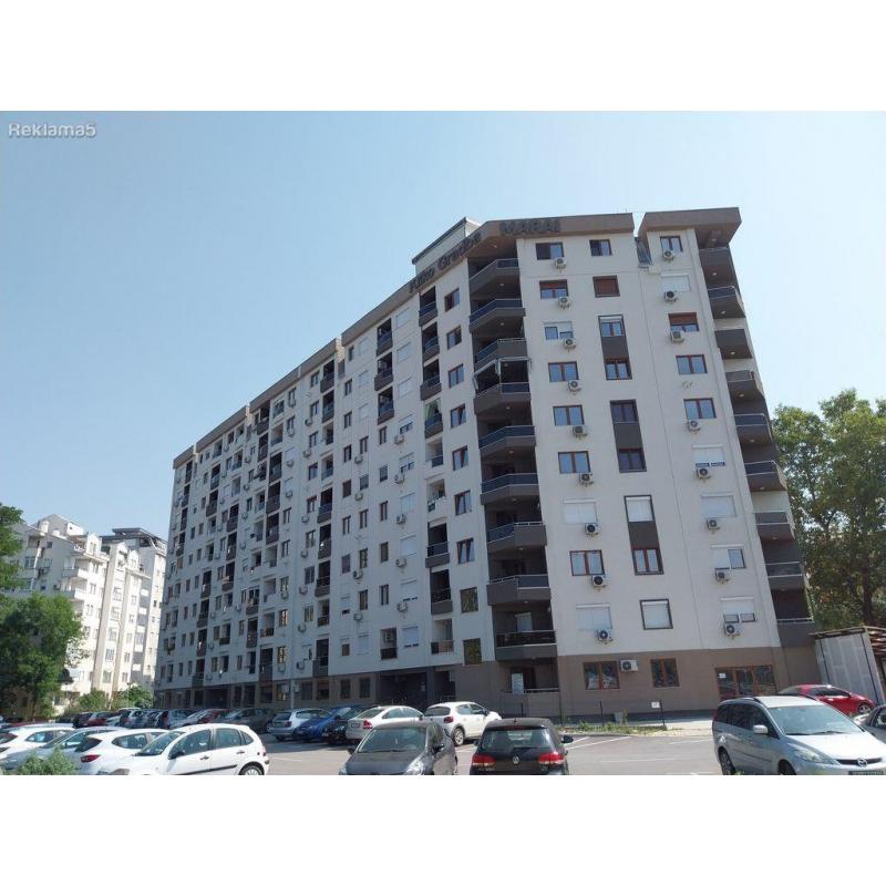 Се продаваат гаражни места со подрум во нова зграда Аеродром