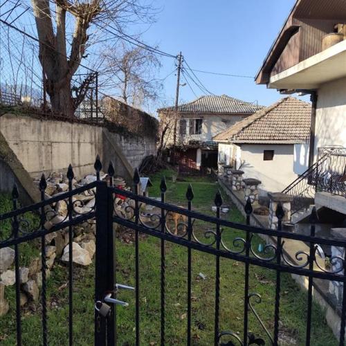 Prodavam kukja za renoviranje vo Kisela Voda 172m2