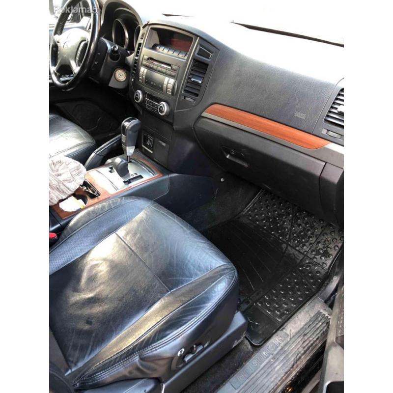 Mitsubichi pajero benz plin 7 sedista