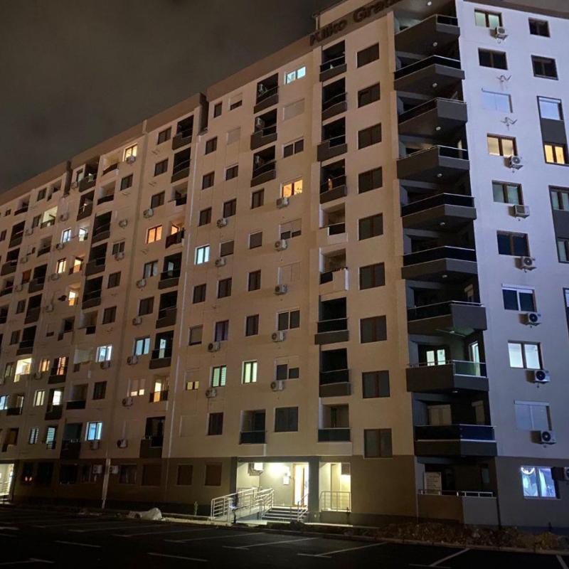Се продаваат гаражни места со подрум во нова зграда Аеродром