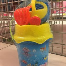 Кофичка со алатки за игра во песок