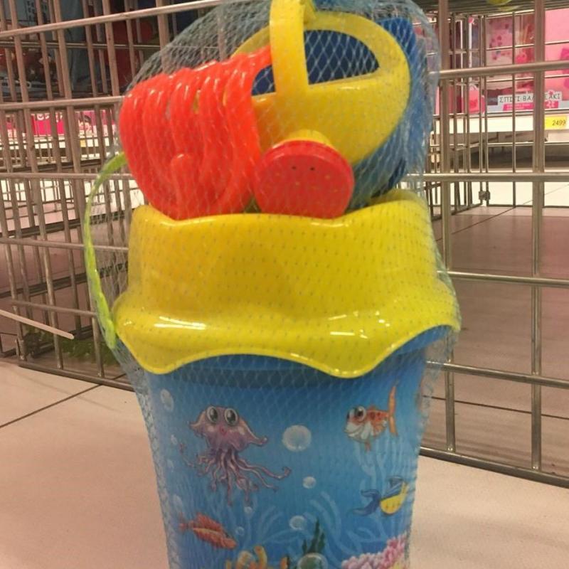 Кофичка со алатки за игра во песок